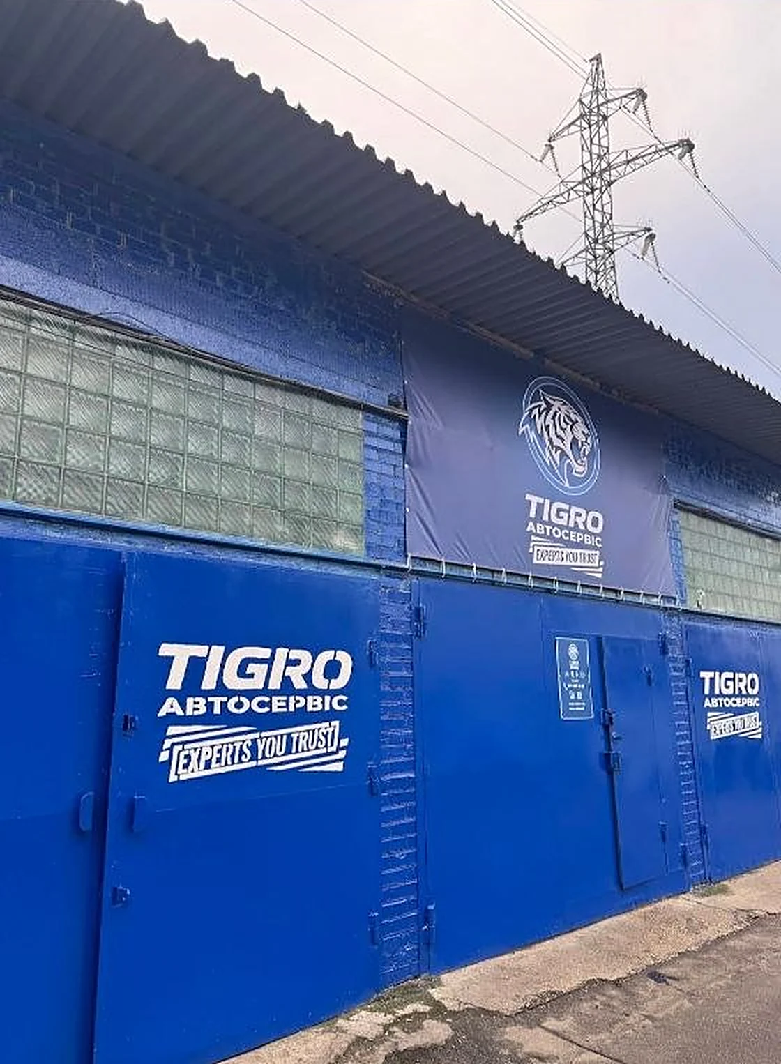 Фасад СТО Tigro на Полярній, 19